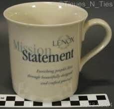 Capture d'écran de l'énoncé de mission sur une tasse à café