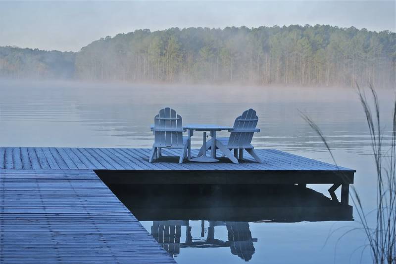 Lac et chaise