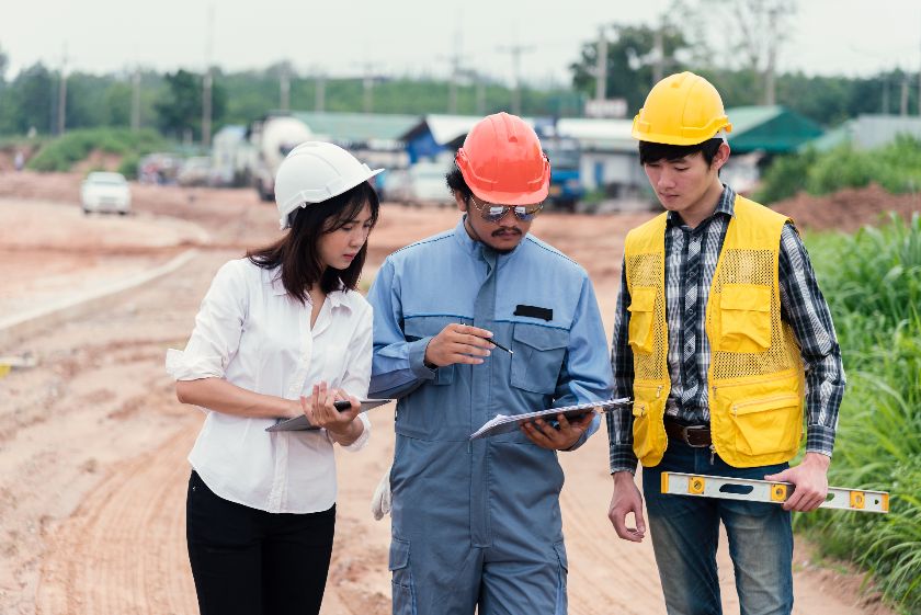 Engineer and architect working on the site.