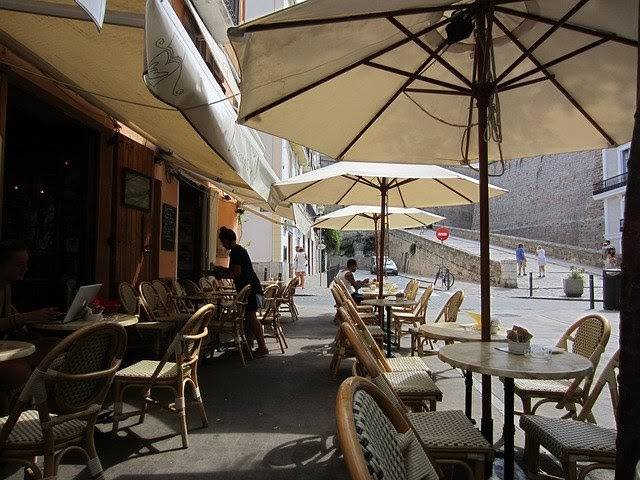 restaurant outdoor chair and table