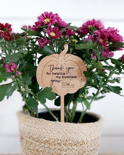 Gift example of flowers and wooden tag that says "Thank you for helping my business grow"