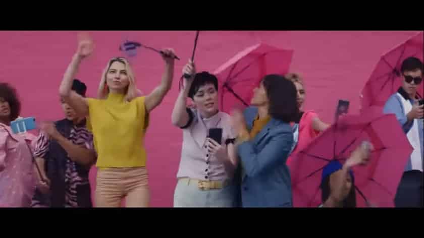 Expedia TV commercial where Rashida Jones pulling the woman out of the crowd of tourists.