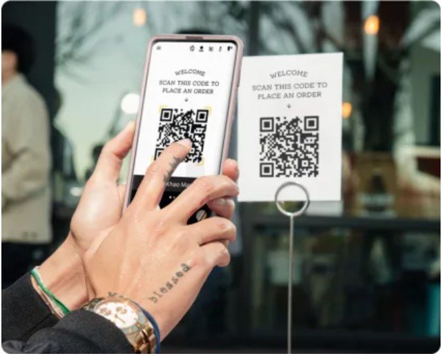 Accept orders and payments via customer smartphones using Square’s QR code function.