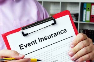 An insurer offers to sign the event insurance to a customer.