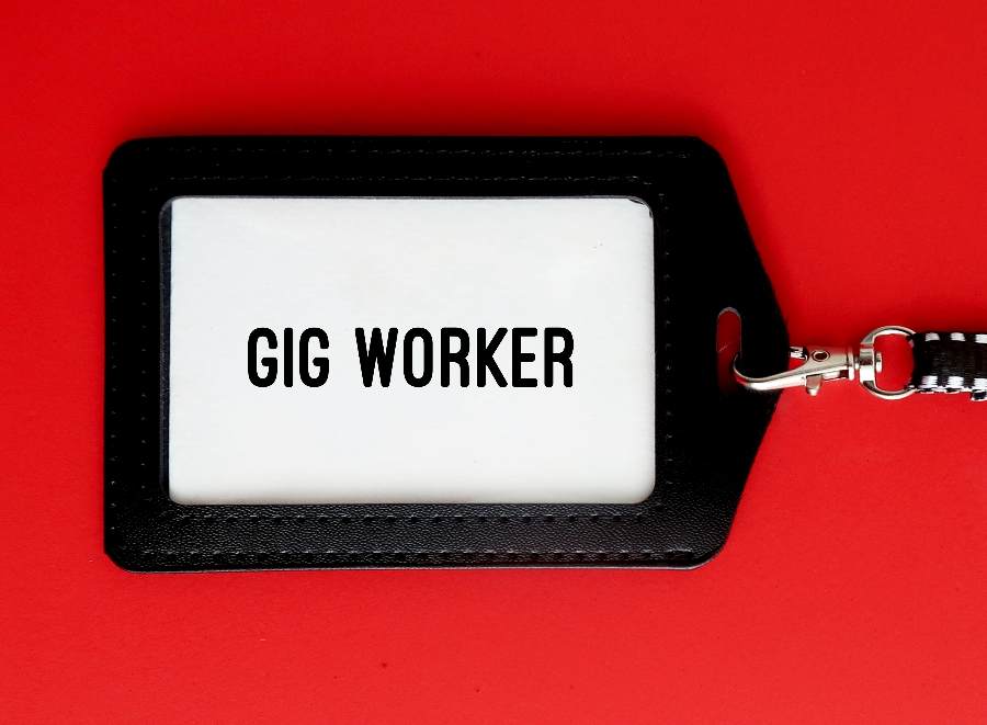 Showing a bag tag with gig worker written.