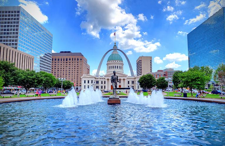 Picture of Kiener Plaza and the Gateway Arch in St. Louis, Missouri