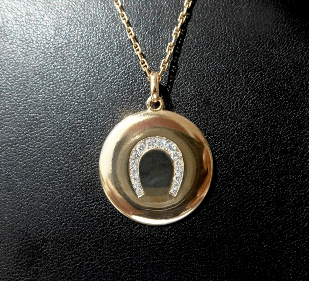 A vintage horseshoe charm pendant