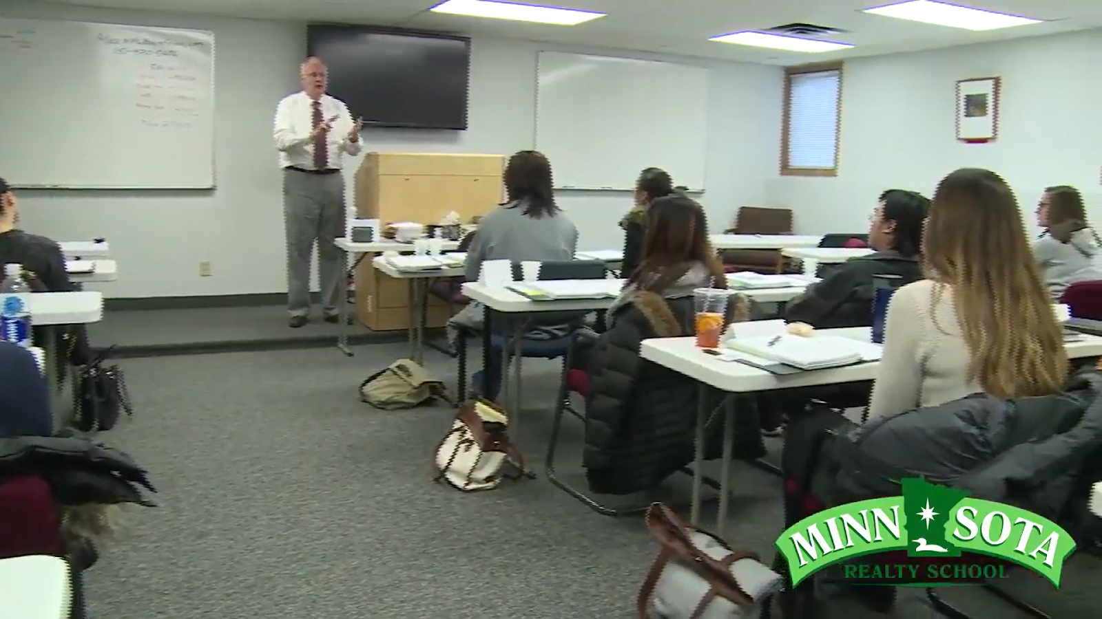 A Minnesota Realty School instructor, Mike Brennan, teaching a prelicensing course.