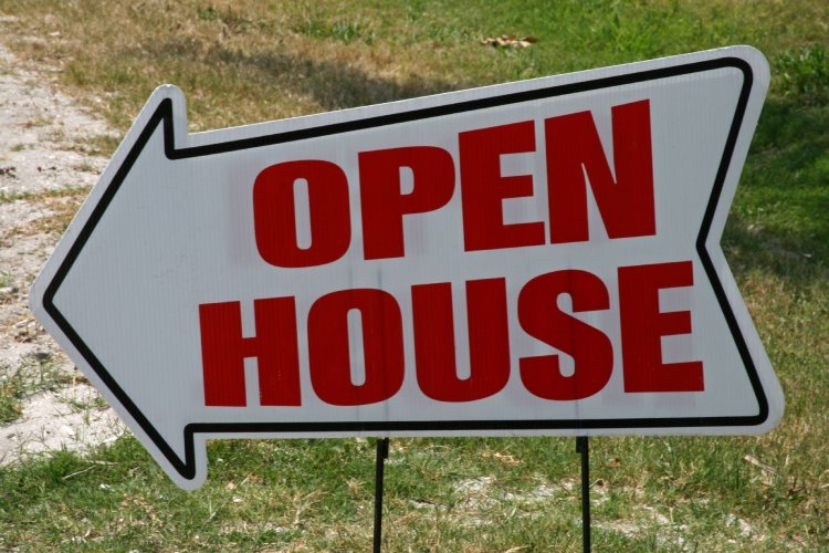 A directional open house sign.