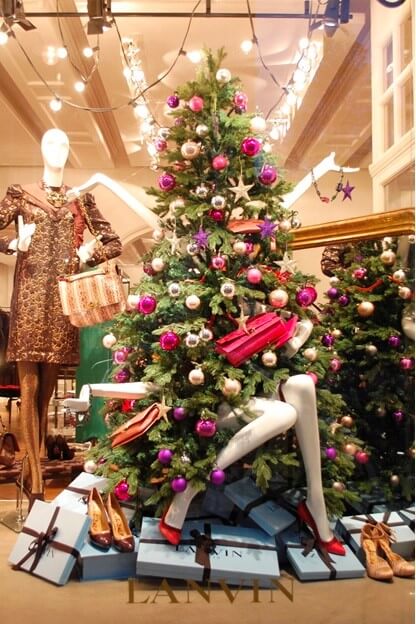 Mannequin displays with Christmas tree and presents