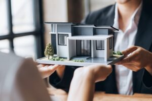 Real estate agents are carrying a housing model of the project to be forwarded.