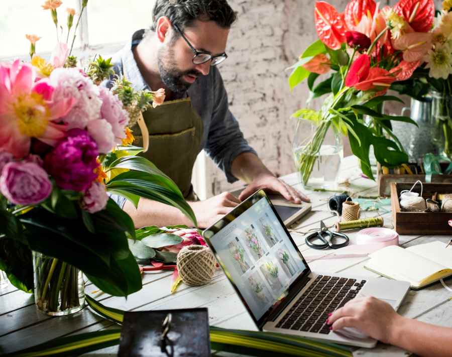 Flower shop business owner working service.