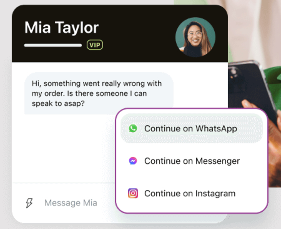 A Zendesk live chat conversation with the option to continue the interaction on messaging apps