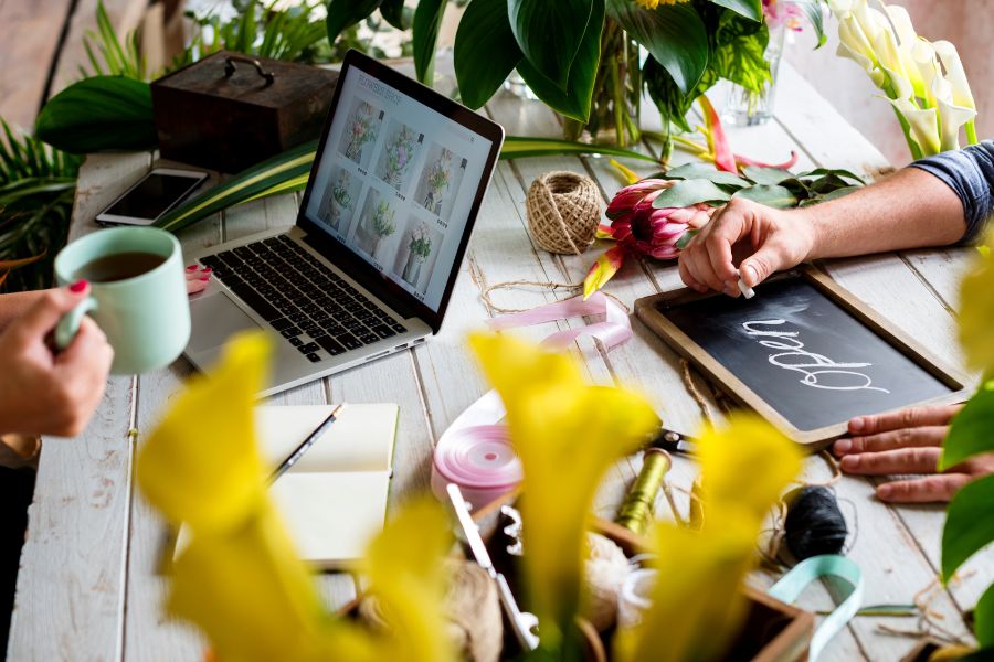 E-business flower shop marketing promote on social media.